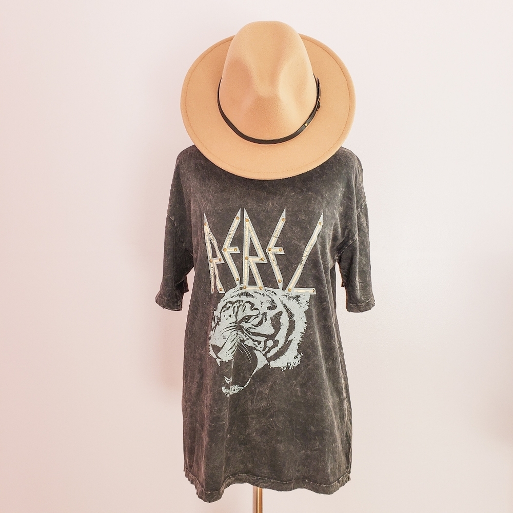 Rebel Distressed Tiger Graphic Tee